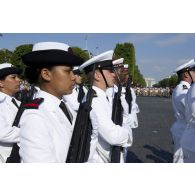 Revue des troupes du détachement de la Marine nationale pour les forces de souveraineté du théâtre Océan Pacifique lors de la cérémonie du 14 juillet 2011.