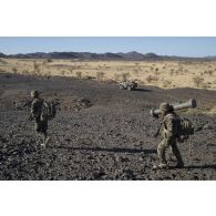 Un marsouin du 2e régiment d'infanterie de marine (2e RIMa) transporte un missile d'infanterie léger antichar NATO (MILAN) dans la vallée de Terz, au Mali.