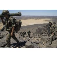 Un marsouin du 2e régiment d'infanterie de marine (2e RIMa) transporte un missile d'infanterie léger antichar NATO (MILAN) sur les hauteurs de la vallée de Terz, au Mali.