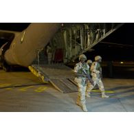 Débarquement de soldats nigérians depuis un avion Super Hercules C-130 sur l'aéroport de Bamako, au Mali.