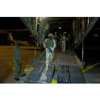 Débarquement de soldats nigérians depuis un avion Super Hercules C-130 sur l'aéroport de Bamako, au Mali.