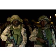 Regroupement de soldats nigérians à leur descente d'avion sur l'aéroport de Bamako, au Mali.