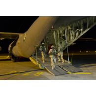 Débarquement de soldats nigérians depuis un avion Super Hercules C-130 sur l'aéroport de Bamako, au Mali.