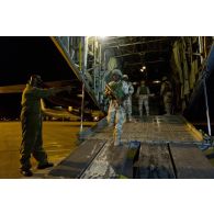 Débarquement de soldats nigérians depuis un avion Super Hercules C-130 sur l'aéroport de Bamako, au Mali.