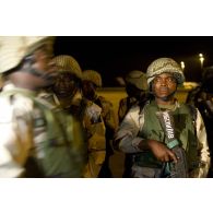 Regroupement de soldats nigérians à leur descente d'avion sur l'aéroport de Bamako, au Mali.