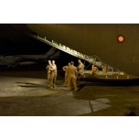 Des soldats danois mettent en place un dispositif logistique depuis un avion Super Hercules C-130 sur l'aéroport de Bamako, au Mali.