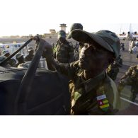 Des soldats togolais chargent du matériel sur l'aéroport de Bamako, au Mali.