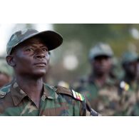 Portrait d'un soldat togolais sur l'aéroport de Bamako, au Mali.