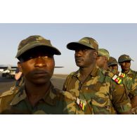 Rassemblement de soldats togolais à leur arrivée sur l'aéroport de Bamako, au Mali.