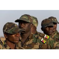 Rassemblement de soldats togolais à leur arrivée sur l'aéroport de Bamako, au Mali.