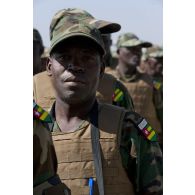 Rassemblement de soldats togolais à leur arrivée sur l'aéroport de Bamako, au Mali.