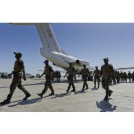 Déchargement de fret depuis un avion Fokker F28 par des soldats togolais sur l'aéroport de Bamako, au Mali.