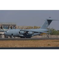 Un avion Douglas C-17 canadien stationne sur l'aéroport de Bamako, au Mali.