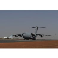 Un avion Douglas C-17 canadien stationne sur l'aéroport de Bamako, au Mali.