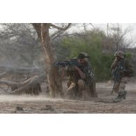 Des soldats du 92e régiment d'infanterie (92e RI) tiennent une position derrière un arbre lors d'une prise à partie dans l'oued de Teurteli, au Mali.