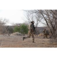 Des soldats du 92e régiment d'infanterie (92e RI) se replient lors d'une prise à partie dans l'oued de Teurteli, au Mali.