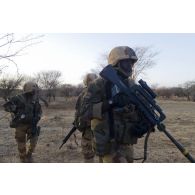 Des soldats du 92e régiment d'infanterie (92e RI) progressent dans l'oued de Teurteli, au Mali.