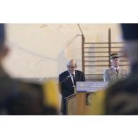 Le ministre de la Défense Jean-Yves Le Drian s'adresse aux soldats du 1er régiment d'infanterie de marine (1er RIMa) au gymnase d'Angoulême.