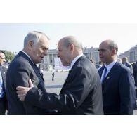 Le Premier ministre Jean-Marc Ayrault est accueilli par le ministre de la Défense Jean-Yves Le Drian et son délégué aux Anciens combattants Kader Arif sur la place de la Concorde, à Paris.