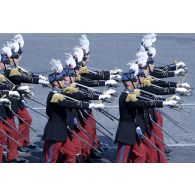 Défilé des élèves de l'Ecole spéciale militaire (ESM) de Saint-Cyr sur les Champs-Elysées, à Paris.