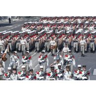 Défilé des légionnaires du 1er régiment étranger de cavalerie (REP), du 2e régiment étranger de génie (REG) et du 2e régiment étranger de parachutistes (REP) sur les Champs-Elysées, à Paris.