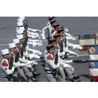 Défilé des étendards du 1er régiment étranger de cavalerie (REC), du 2e régiment étranger de génie (REG) et du 2e régiment étranger de parachutistes (REP) sur les Champs-Elysées, à Paris.