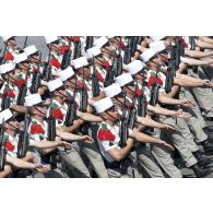 Défilé des légionnaires du 2e régiment étranger de parachutistes (REP) sur les Champs-Elysées, à Paris.