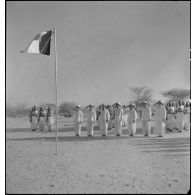 Cérémonie des couleurs pour une unité coloniale près d'Agadès ou Agadez (Niger).