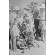 Des tirailleurs suivent une séance d'instruction sur le mortier léger d'infanterie de 81 mm à Niamey.