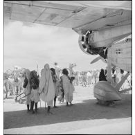 Une population indigène nomade ravitaille en carburant et en munitions le terrain d'aviation de Zinder (Niger).