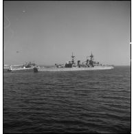 Vue de 3/4 tribord du croiseur Georges Leygues dans le port de Dakar (Sénégal).