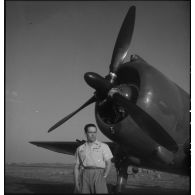 Portrait du commandant Guy Fanneau de la Horie sur la base aérienne de Dakar.