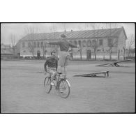 Acrobaties à bicyclette au 2e RD.