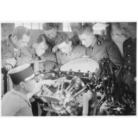 Cours théorique de mécanique deux-roues à l'école militaire de la cavalerie, du train et de la garde de Saumur, repliée à Tarbes.