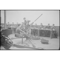 Cours théorique sur l'armement à l'école militaire de la cavalerie, du train et de la garde de Saumur, repliée à Tarbes.