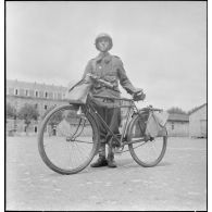 Dragons du 3e RD à la présentation de vélos transportant armement et équipement individuel.