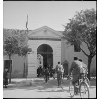 Retour des élèves officiers à l'école d'artillerie.