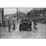 La jeep du correspondant de guerre de la Presse Filmée à Chorwon (Corée).