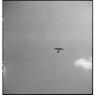 Un avion d'observation et de réglage d'artillerie américain en Corée.