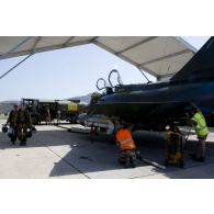 Lors de l'opération Harmattan, sur la base de la Sude en Crète, derniers préparatifs du Mirage 2000 avant l'arrivée de l'équipage.