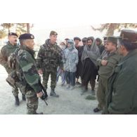 Visite d'un lieutenant-colonel du 21e RIMa (régiment d'infanterie de marine) à la citadelle de Quala i Jangi près de Mazar e Charif. Un dialogue s'amorce entre les militaires français et les combattants de l'Alliance du Nord, militaires et civils.