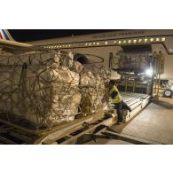 Déchargement de fret d'un avion de ligne Airbus A310-300 sur l'aéroport d'Erbil, dans le Kurdistan irakien.