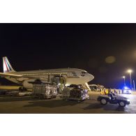 Déchargement de fret d'un avion de ligne Airbus A310-300 sur l'aéroport d'Erbil, dans le Kurdistan irakien.