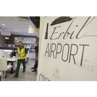 L'adjudant Matthieu se restaure à la cafétéria de l'aéroport d'Erbil, dans le Kurdistan irakien.