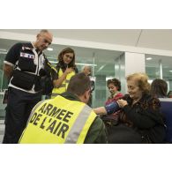 L'adjudant Matthieu fait le bilan de santé d'une ressortissante irakienne à l'aéroport d'Erbil, dans le Kurdistan irakien.