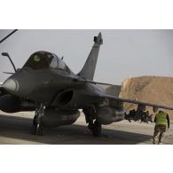 Un mécanicien effectue une visite pré-vol pour le départ en mission d'un avion Rafale depuis la base aérienne projetée (BAP) en Jordanie.