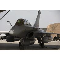 Recomplètement en carburant d'un avion Rafale sur la base aérienne projetée (BAP) en Jordanie.