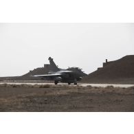 Un avion Rafale prêt à partir en mission depuis la base aérienne projetée (BAP) en Jordanie.