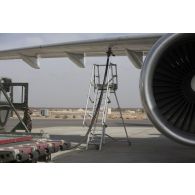 Recomplètement en carburant d'un avion de ligne Airbus A310-300 sur le tarmac de la base aérienne projetée (BAP) en Jordanie.