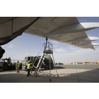 Recomplètement en carburant d'un avion de ligne Airbus A310-300 par un train avitailleur du service des essences des armées (SEA) sur le tarmac de la base aérienne projetée (BAP) en Jordanie.